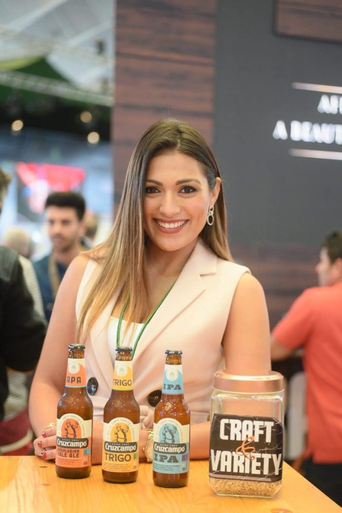 Mujer con cervezas y cidras